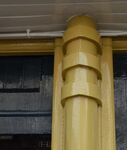 Een gevelversiering in hout, met de kenmerkende 3 horizontale benden
<br/>
Richard Keijzer, 2014-06-03